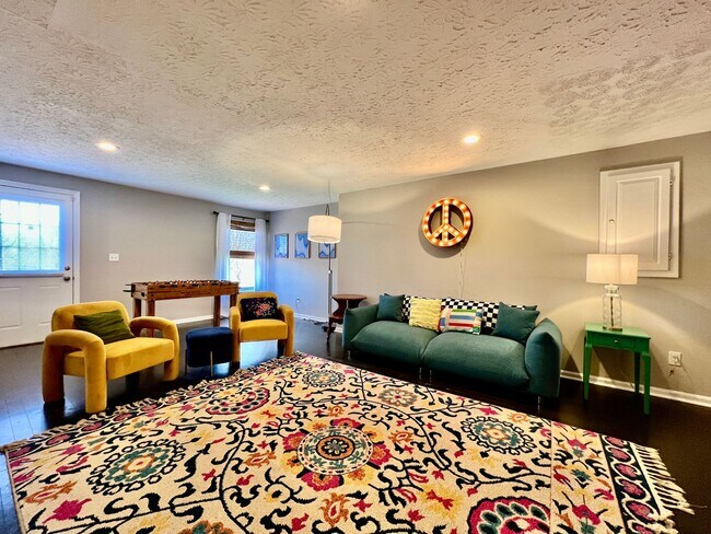 Building Photo - Fully Furnished Home with great location