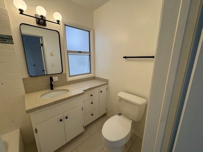 Building Photo - Recently Renovated 2 Bed / 2 Bath Apartmen...
