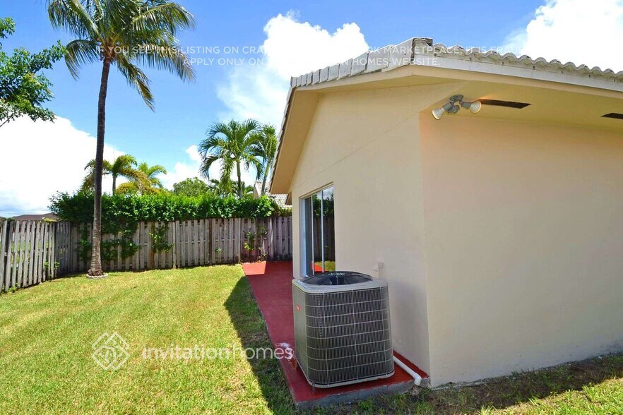 Building Photo - 1276 SW 143rd Pl