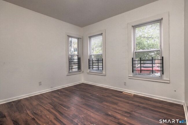 Building Photo - 483 Ferry St