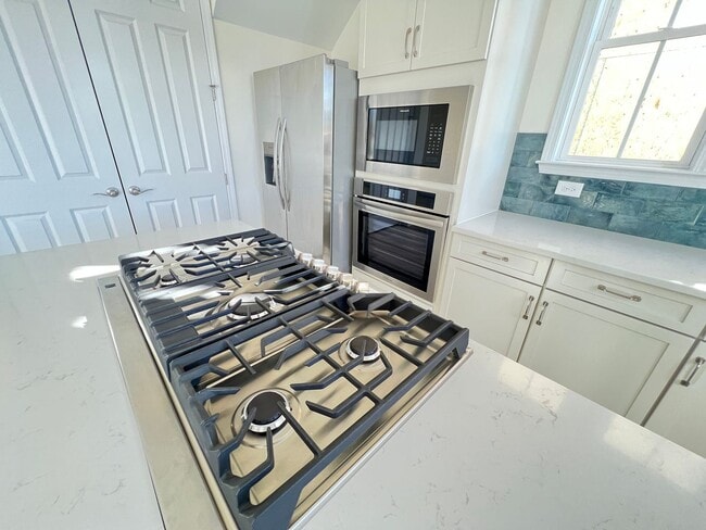 Building Photo - Luxury 2BR Townhome in Market Common | Walkable + Pool | Available Now