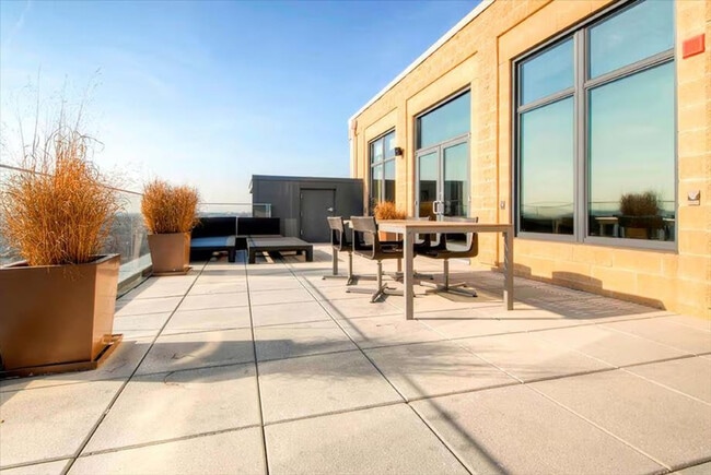 Building Photo - 1405 S Fern St