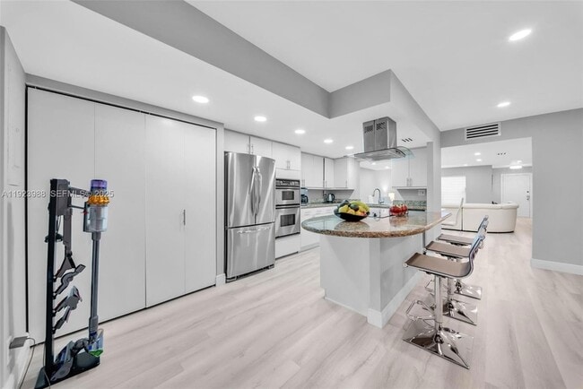 Building Photo - 707 NE 27th Ave