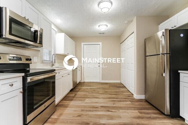 Building Photo - 3 Bedroom Pet-Friendly Home in Fort Myers, FL with Main Street Renewal