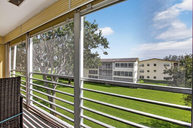 Building Photo - 585 Mansfield M