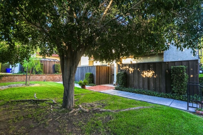 Building Photo - >>>>> TWO BEDROOM 1.5 BATHS TOWN-HOME STYL...