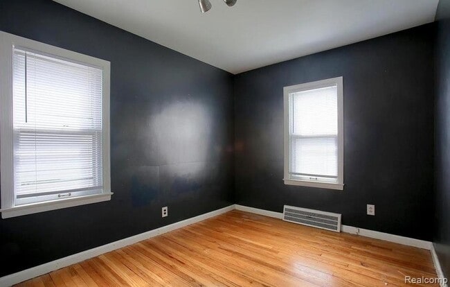 Building Photo - 348 E Maplehurst Ave
