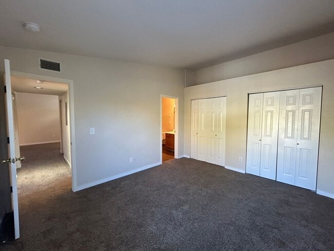 Building Photo - Comfortable 2BR Near Campus