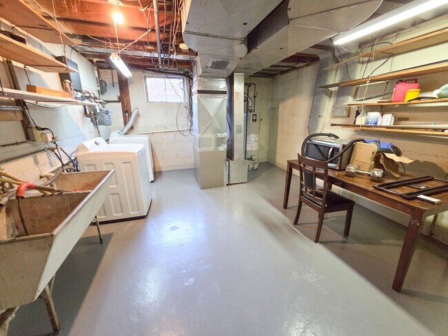 Building Photo - 305 Hillsboro Dr
