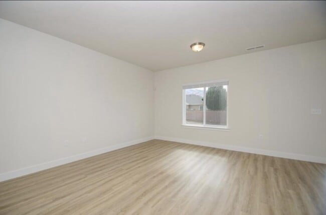 Building Photo - 1106 W 600 S