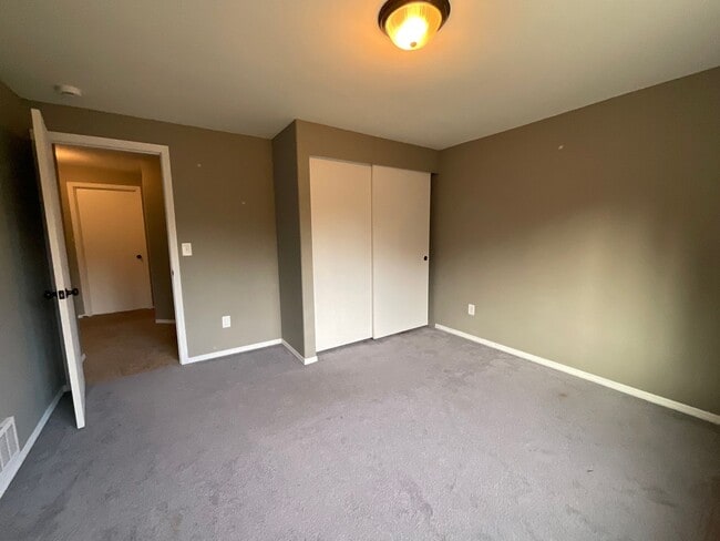 Building Photo - 5 Bedroom Home on 5 Acres!