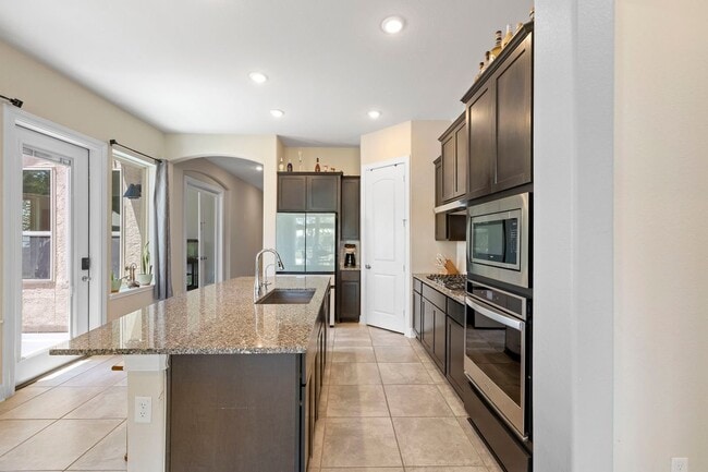 Building Photo - 1747 Dunvegan Pk