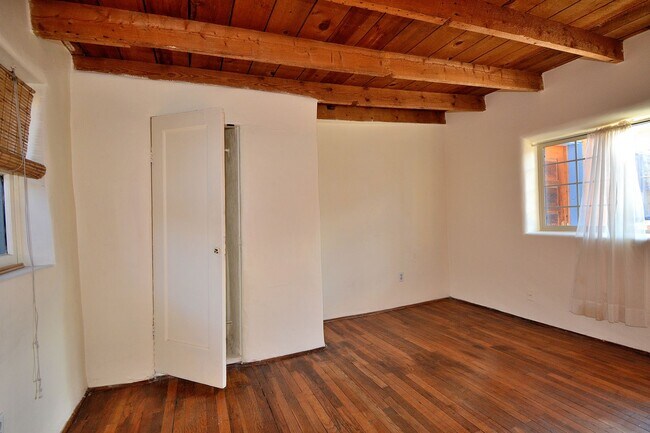 Building Photo - 142 Duran St