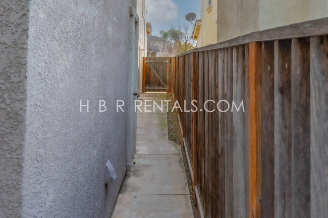 Building Photo - Comfort, Convenience & Space — Tracy Living at Its Best