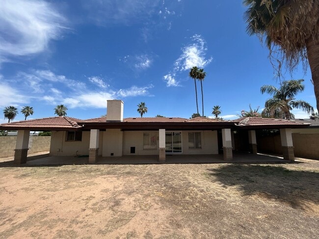 Building Photo - 570 N Villa Nueva Dr