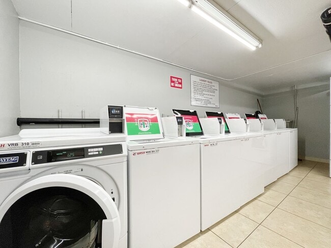 Building Photo - Ocean Views Salt Lake Condo with A/C