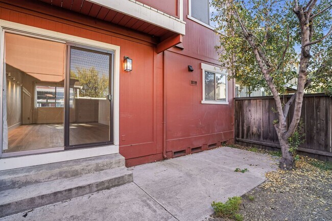 Building Photo - Remodeled 2 Story 3 Bed 1.5 Bath Townhome in Mountain View