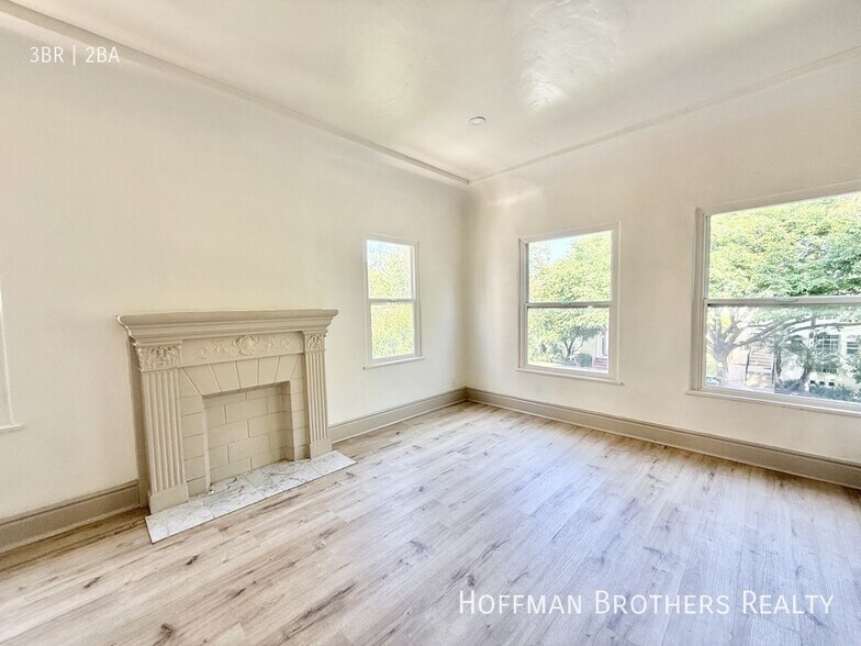 Building Photo - 321 1/2 S Reeves Dr-