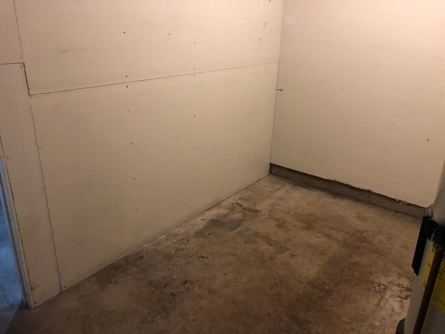 Building Photo - Great 2 bedroom 1 bathroom duplex in Springfield!