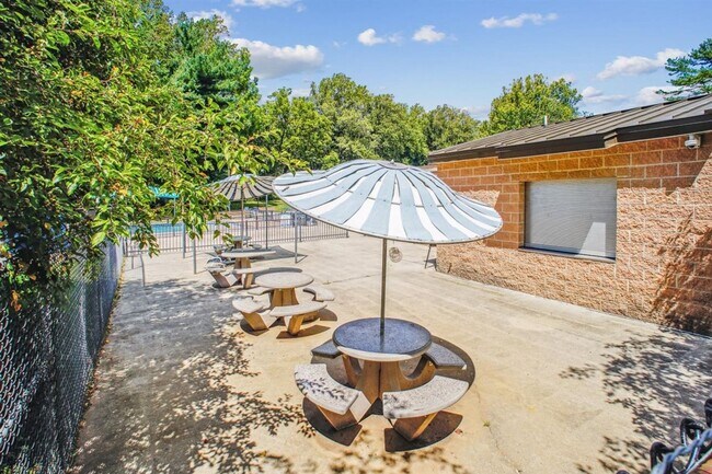 Building Photo - Great 2BR 2BA in Kenwood Forest Community in Downtown Bethesda