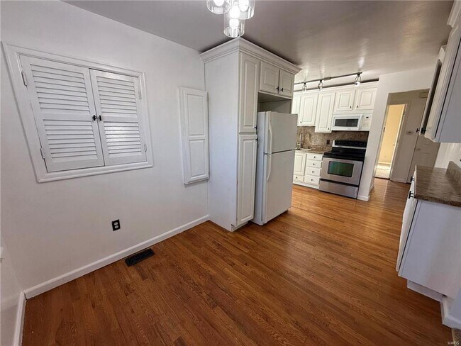 Building Photo - Discover this beautifully refreshed 2-bed, 2-bath gem in St. Ann!