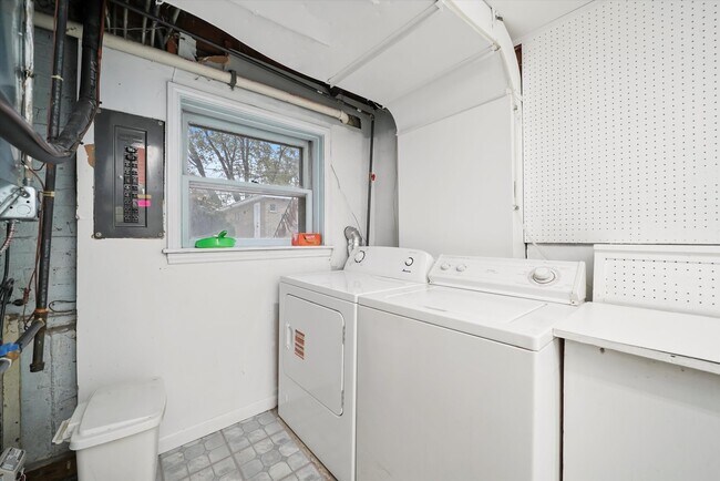 Building Photo - 400 Locust Rd