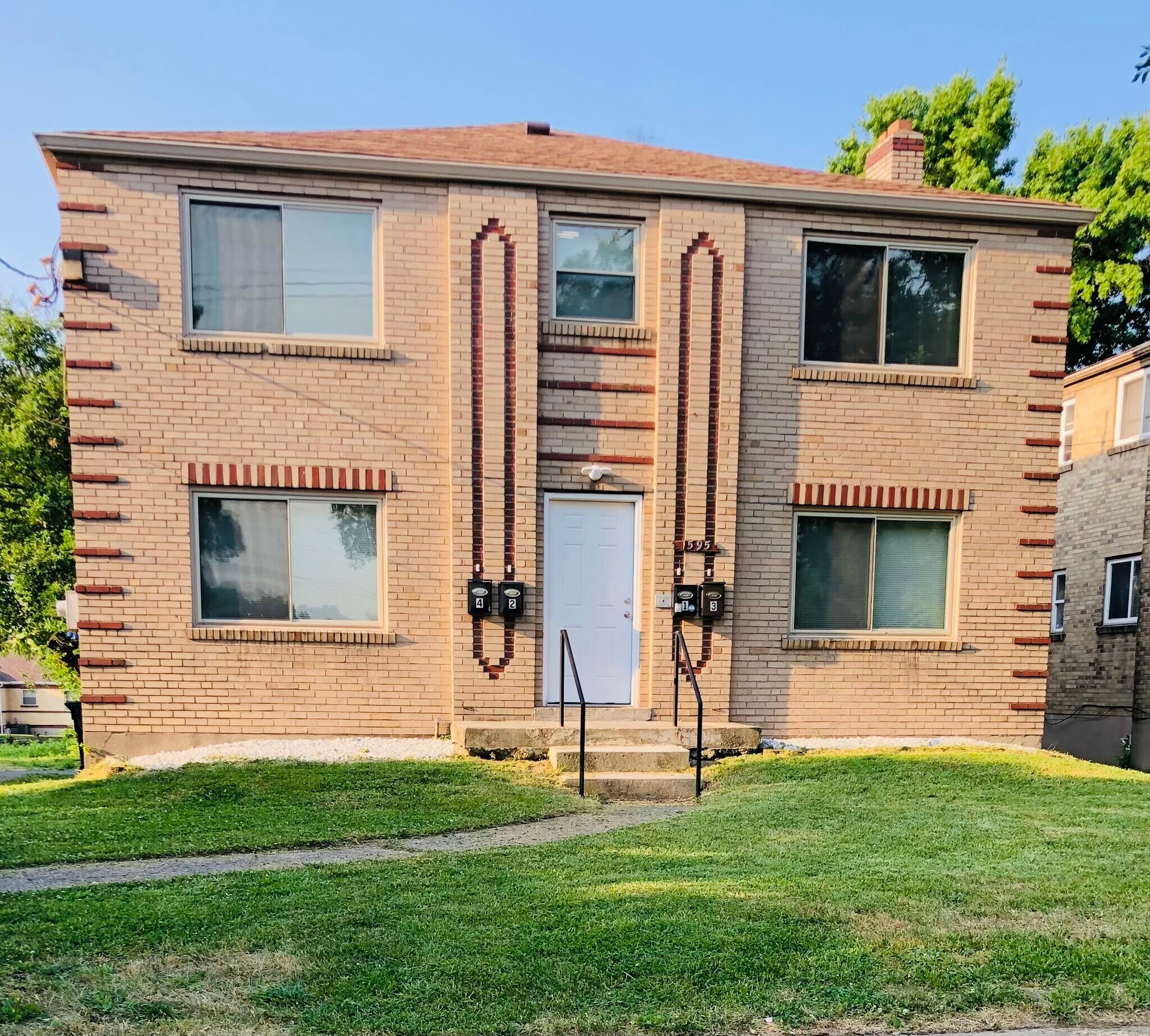 Building Photo - 1595 Summit Rd