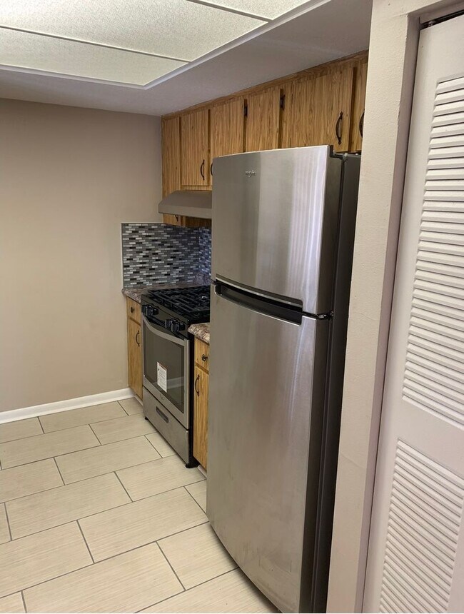 Building Photo - Upgraded 1 Bedroom Top Floor Unit in Winte...