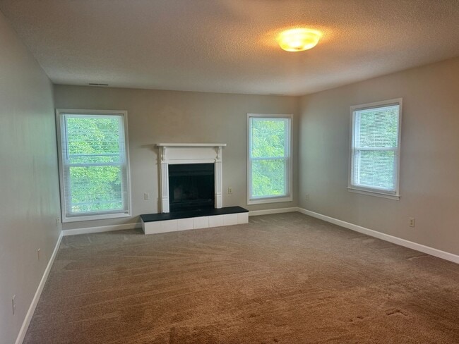 Building Photo - 744 Crescent Dr