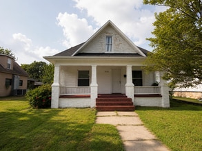Building Photo - COMING SOON: CUTE 3 BEDROOM / 1 BATHROOM HOUSE JOPLIN MO!!