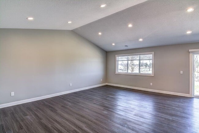 Building Photo - 1333 Blue Jay Pl