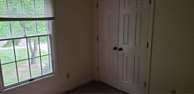 Building Photo - 3 Bedroom/2 Bath one level unit  ?  Kingsp...