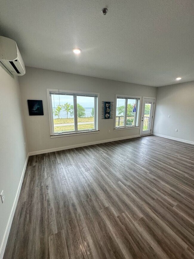 Building Photo - LAKE VIEW- 3 Bedroom Condo