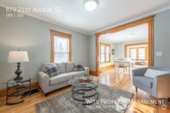 Building Photo - Incredible 5 bed 3 Bath in SE MPLS availab...