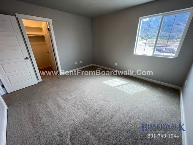 Building Photo - Modern Town Home in Highland!