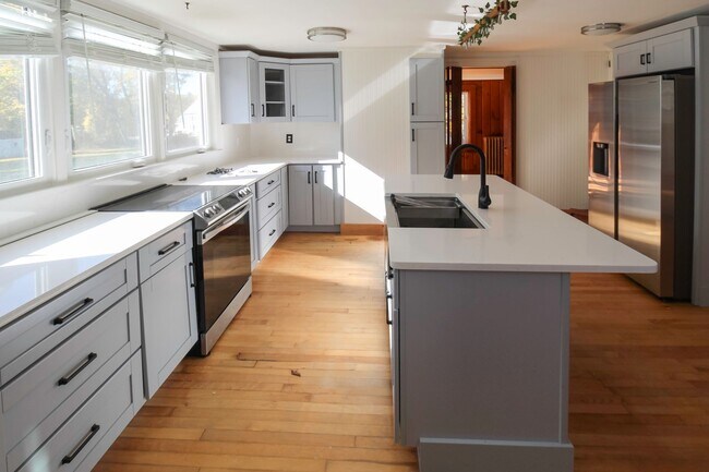 Building Photo - Beautiful 3-Bedroom Colonial on 1.3 Acres ...