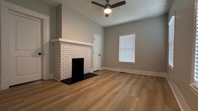 Building Photo - 3 bed 2 bath in Atlanta!