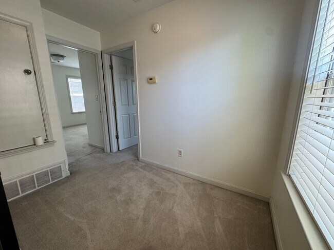 Building Photo - 1343 Island Pl E