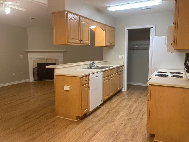 Building Photo - LOCATION LOCATION Location!  Close to Baptist Health Hospital, Shopping, & More