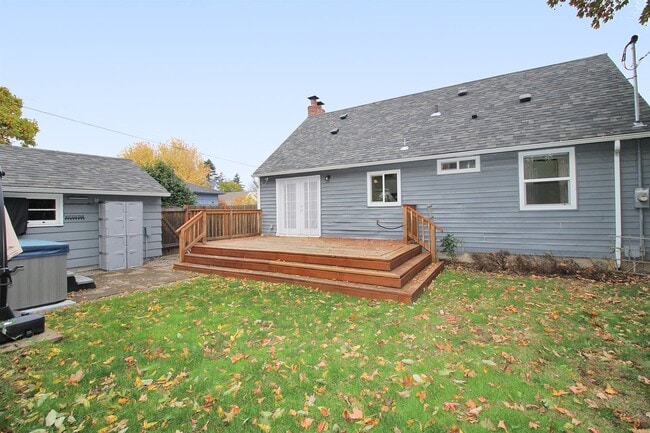 Building Photo - 9020 SE Stephens St