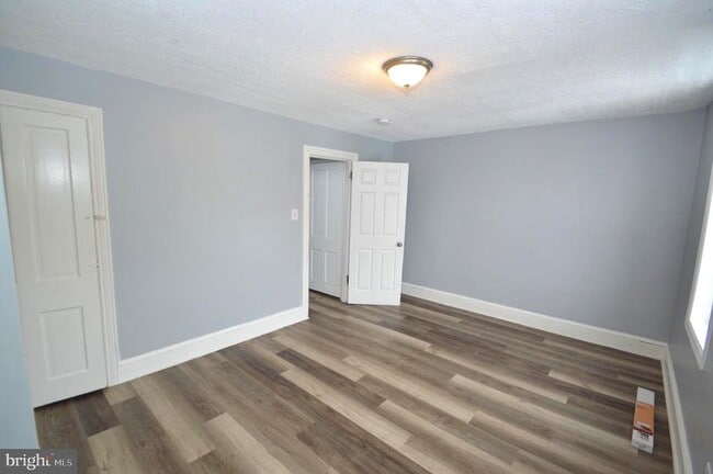 Building Photo - 201 York St