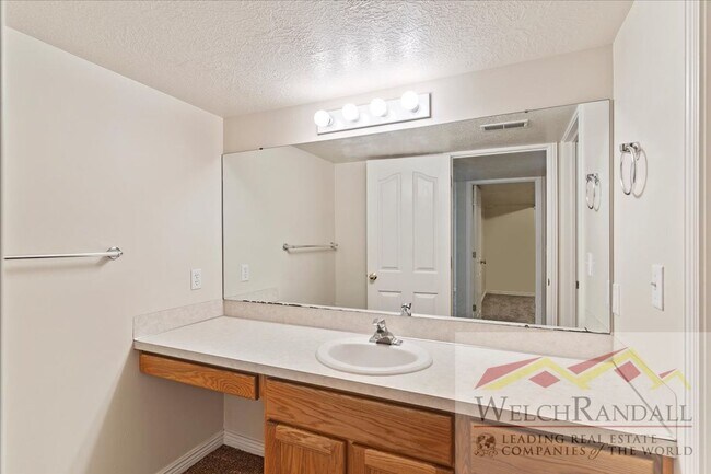 Building Photo - Very Spacious 2 Bedroom 3 Bath Ogden Home