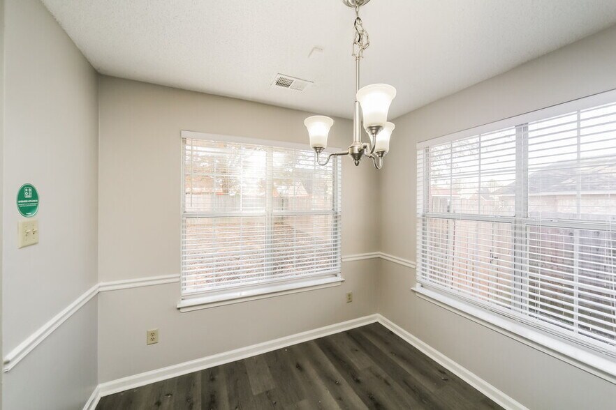 Building Photo - 165 Garden View Dr