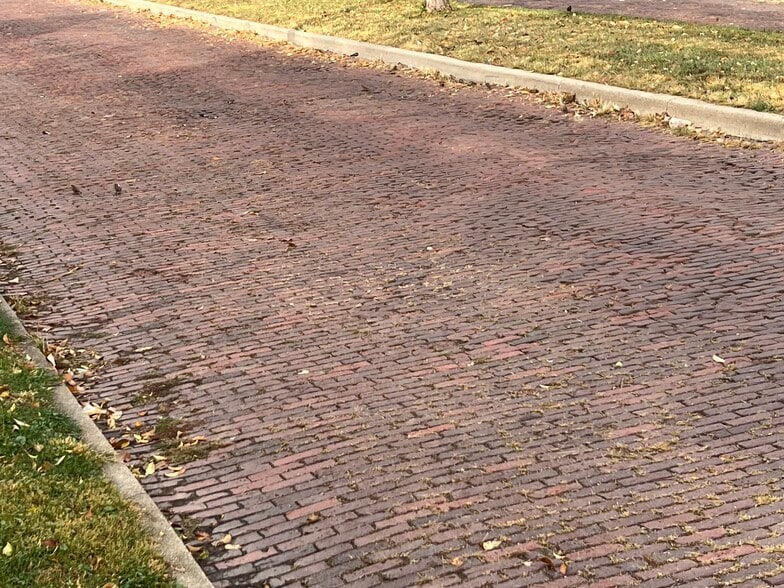 Building Photo - 610 W Armstrong Ave