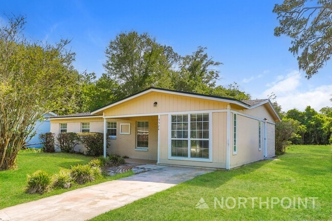 Building Photo - 3 BR/1.5BA | Newly Renovated Single Family Home |  Huge backyard|In Jacksonville!