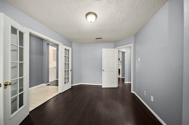 Building Photo - 10 S Willow Point Cir