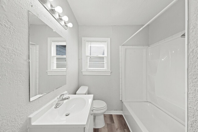 Building Photo - 1721 W 5th St