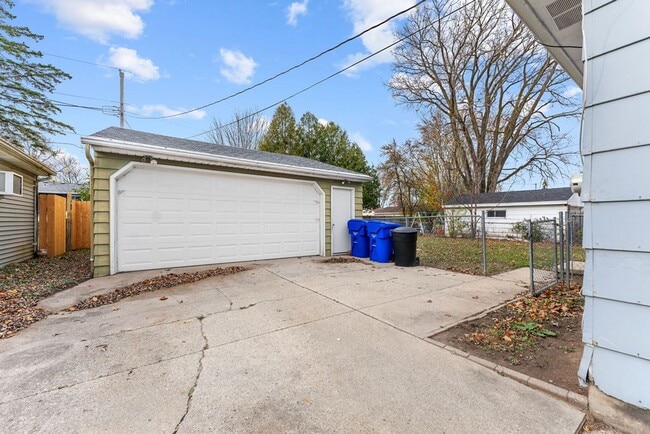 Building Photo - VIDEOTOUR: Delightful home w/Garage and Large Yard. PETS WELCOME