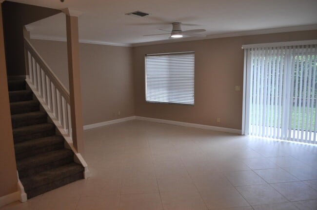 Building Photo - 1402 Maplewood Dr