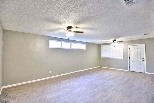 Building Photo - Complete update! 3 bed, 2 bath, 2 living, ...